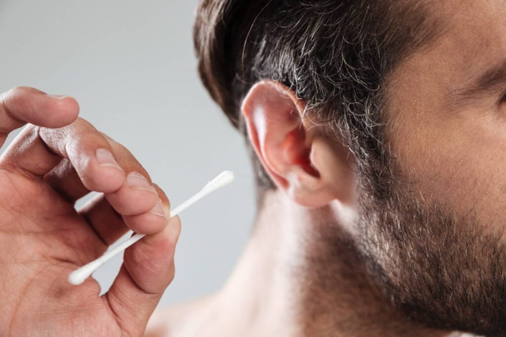 Limpieza de oídos: ¿Es adecuado el uso de cotonetes para mantener